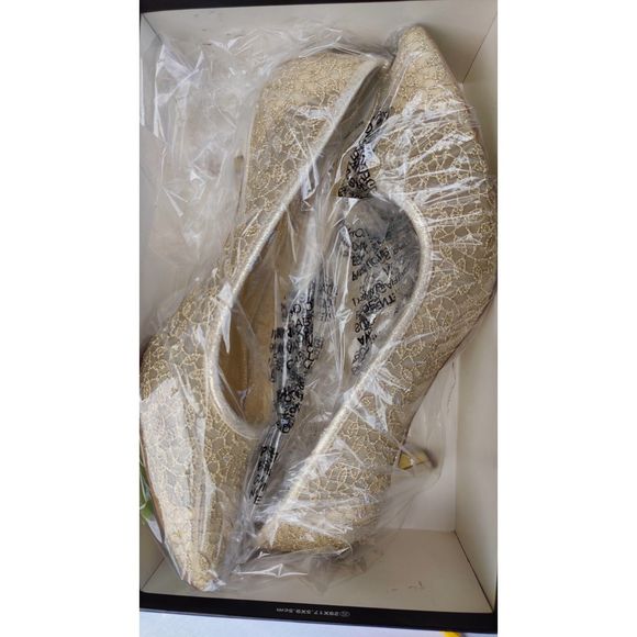 Adrianna papell Lois Lace Gold Pump . Sizes available and 11W - Picture 4 of 6